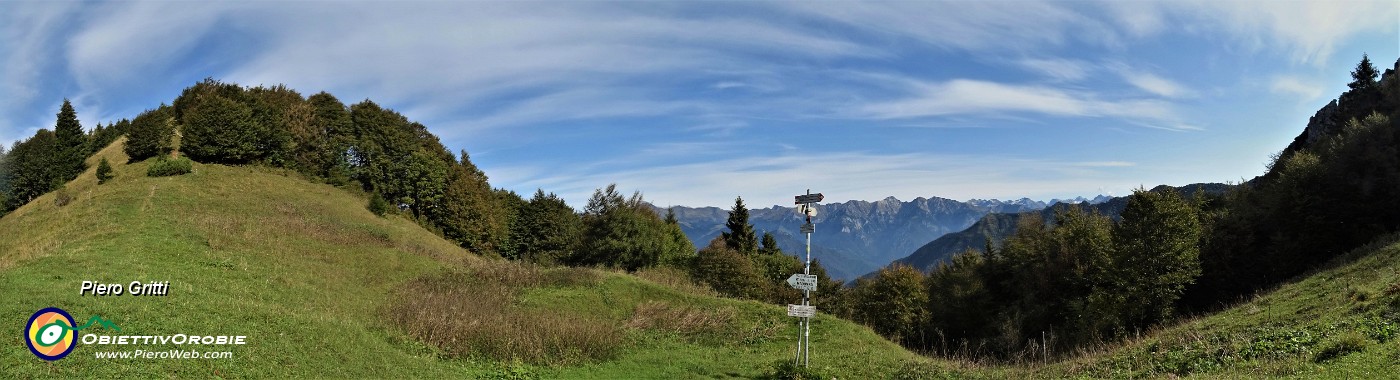 18 Passo Baciamorti (1450 m), incrocio di sentieri.jpg